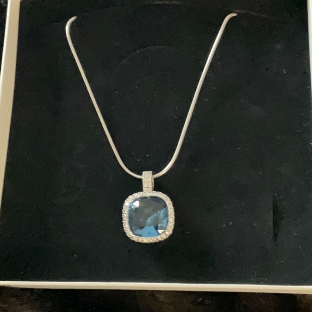 NEW LARGE BLUE 3/4” STONE WITH CRYSTALS SURROUNDING. STUNNING PIECE M & M